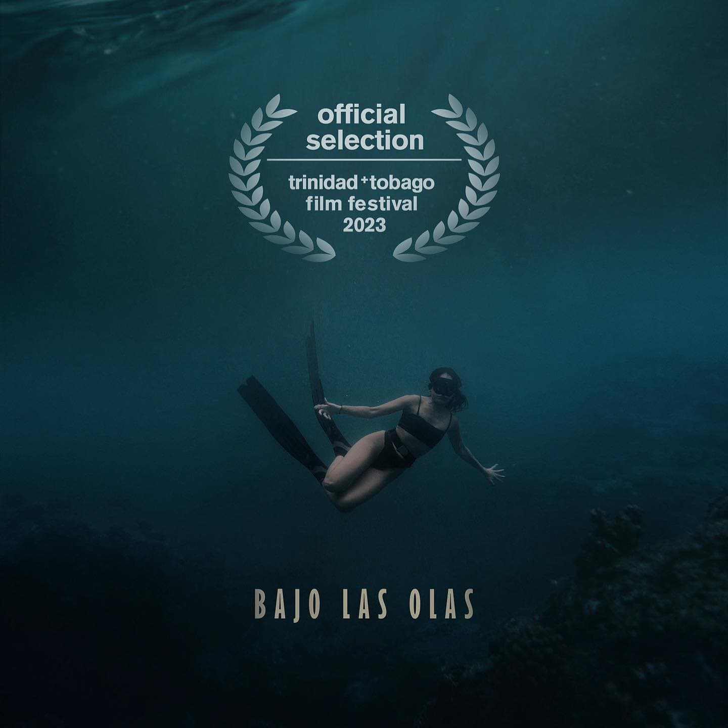 BAJO LAS OLAS